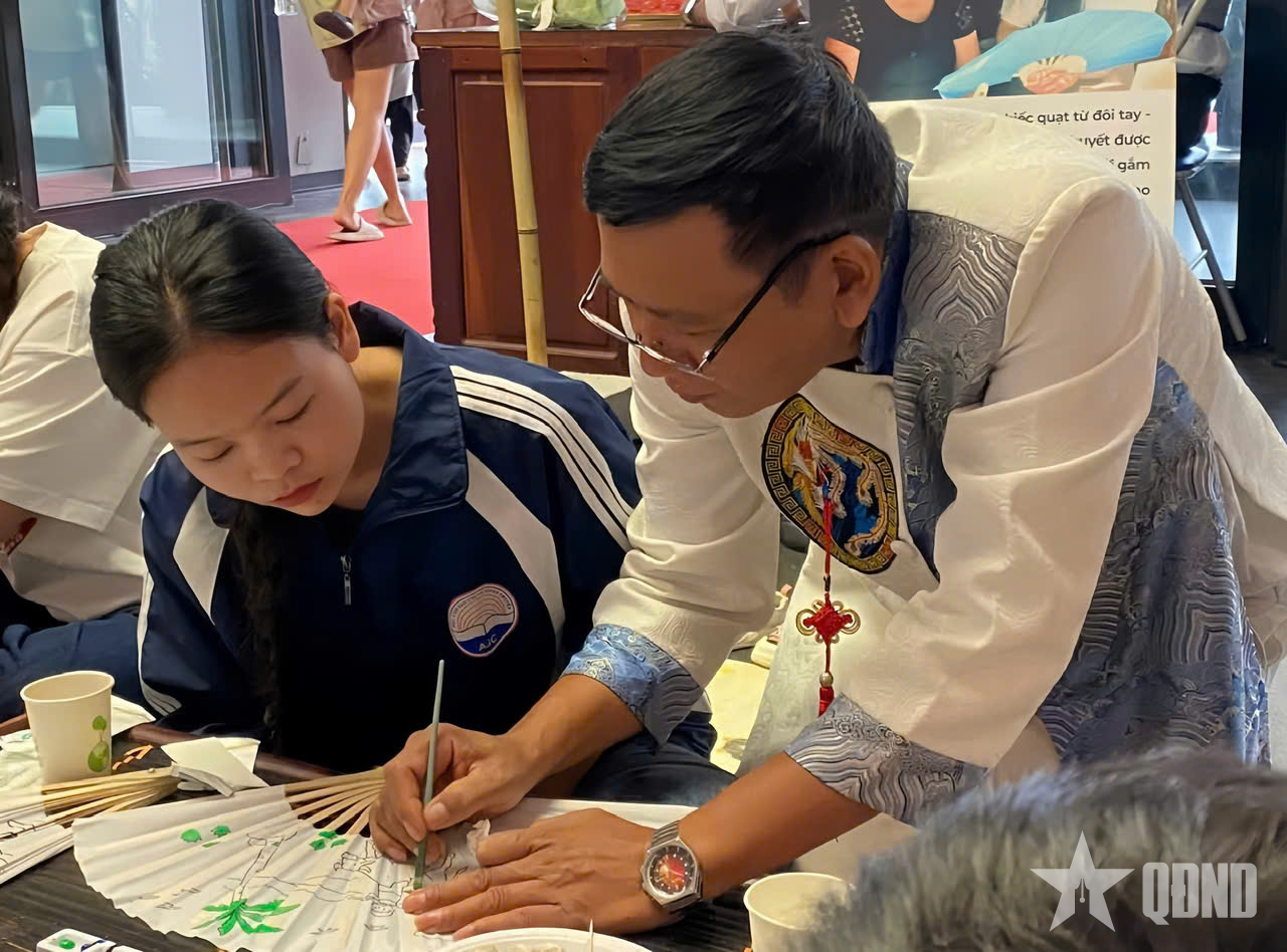 Giữ lửa nghề quạt Chàng Sơn